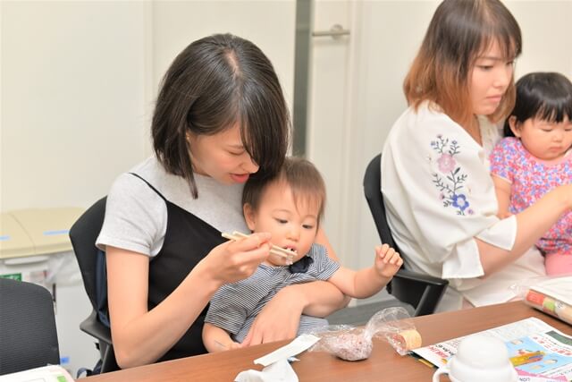 お昼を食べる子どもたち